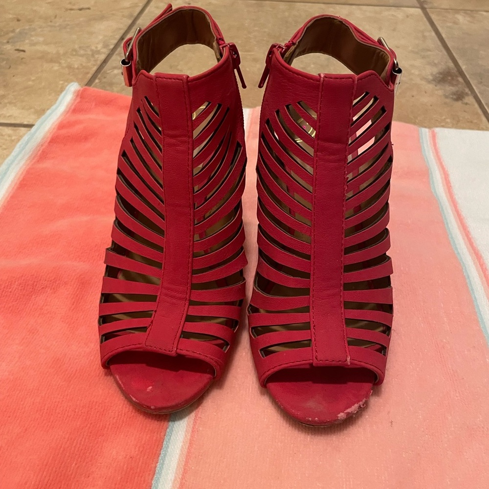 D strappy pink/coral heel